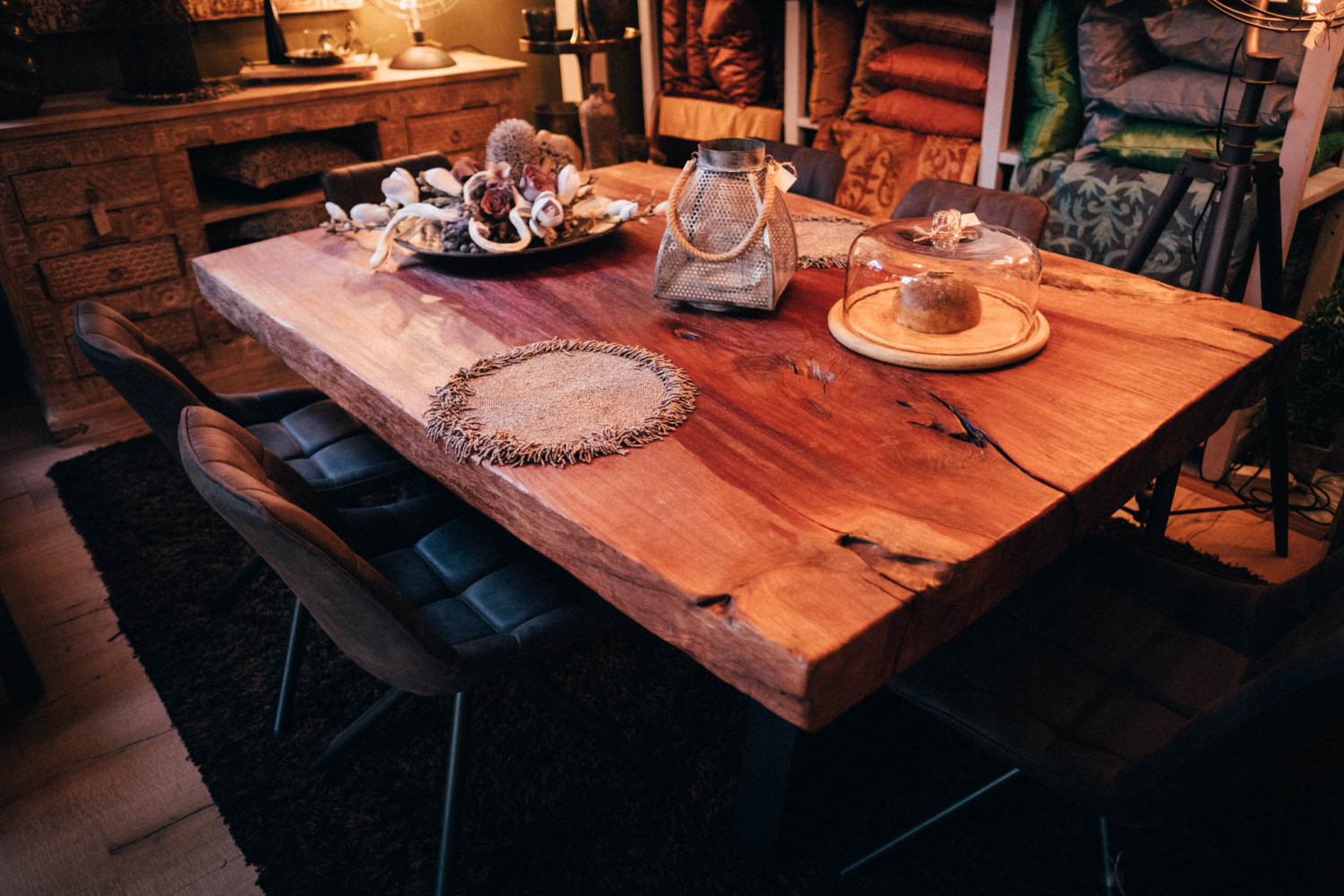 Masivní jídelní stůl s jídelními židlemi