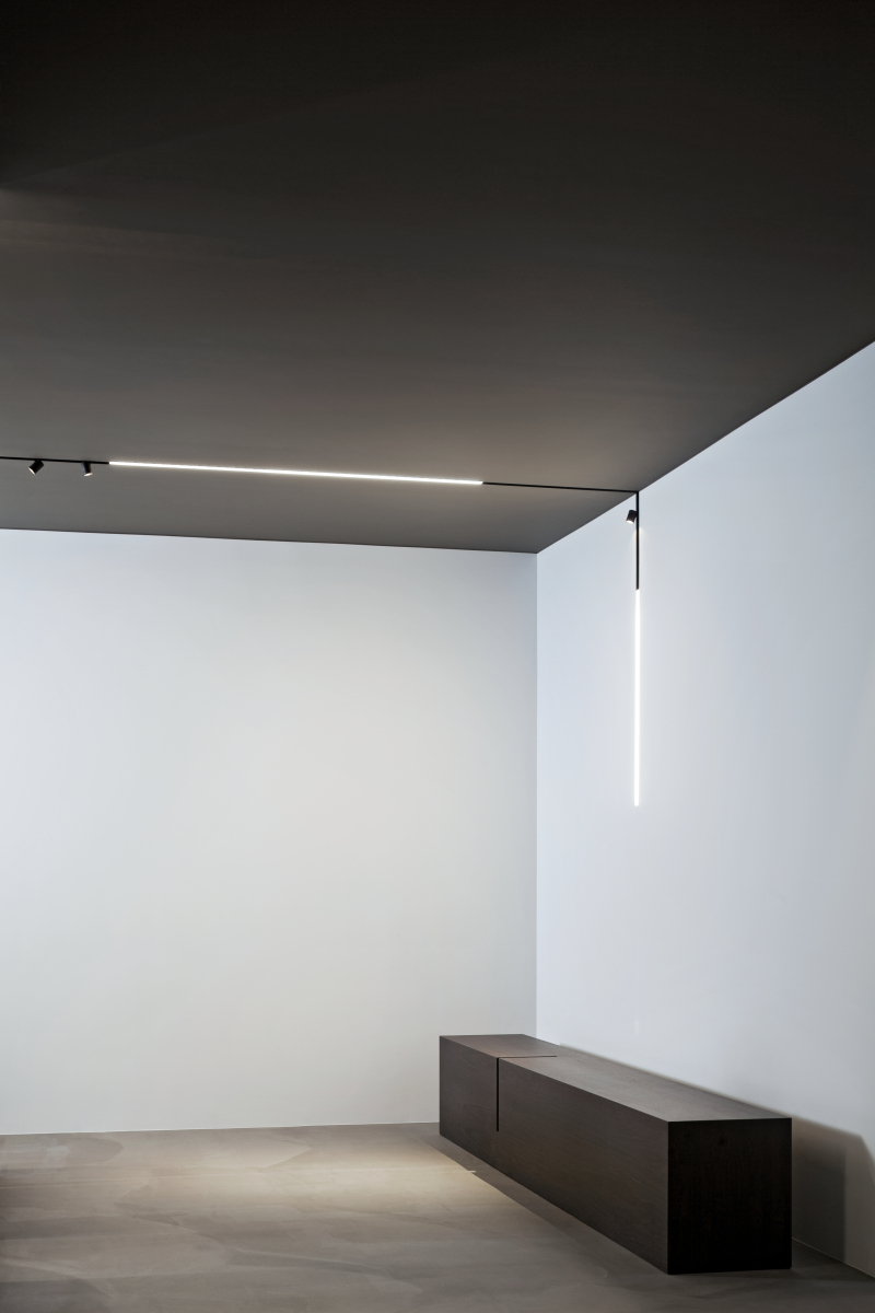 LED pásky ve stropě a na zdi