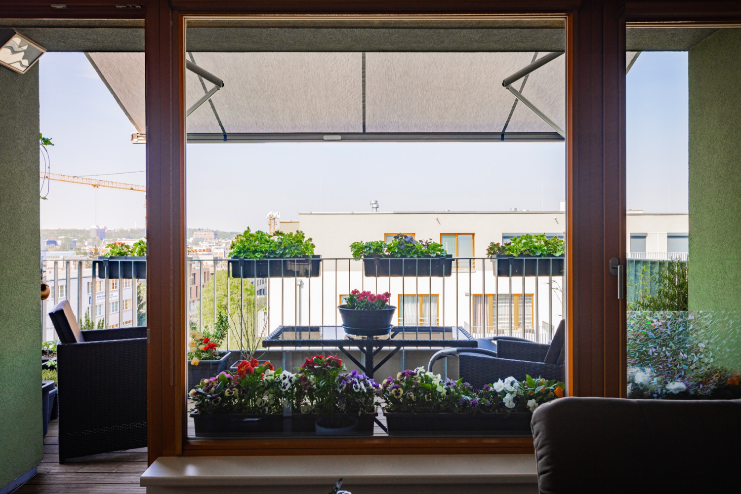 Kazetová markýza-pohled na balkon z interiéru