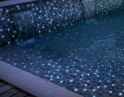 Svítící mozaika v bazénu