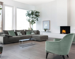 Prosvětlený obývací pokoj  s decetními šedými a mentolovými prvky