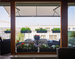 Kazetová markýza-pohled na balkon z interiéru